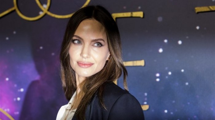 L’ex maggiordomo di Hefner rivela: “Angelina Jolie mi ha chiesto di sculacciarla”