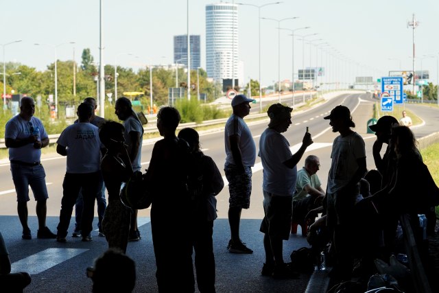 Autoput kod Sava centra blokiralo 30 aktivista