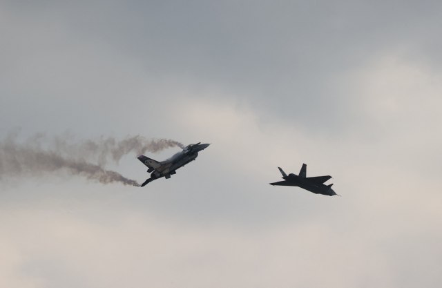 F-16 vs. 100 Sukhoi