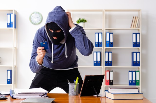 Lopovi mu PROVALILI u stan, pa ostavili PORUKU koja je HIT: Nesrećni čovek ostao ZATEČEN kada je video šta su NAPISALI...