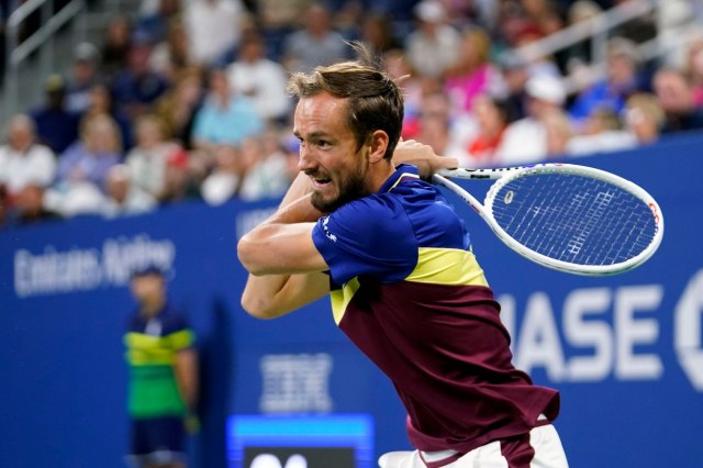 Medvedev krenuo silovito, stao pa "dotukao" rivala