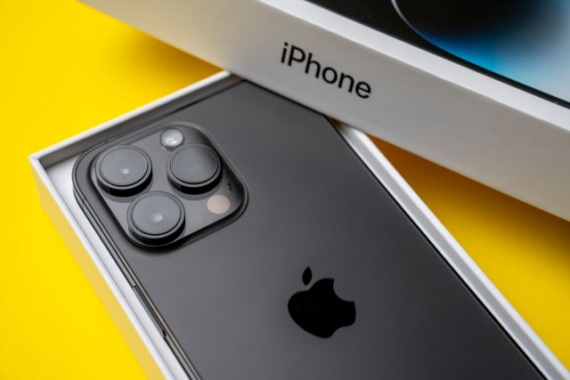 iPhone pored kamera ima jedan crni krug. Da li znate čemu služi?