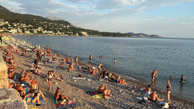 Ležaljke od 10 do 20 evra, smeštaj u Tivtu duplo skuplji nego u Sutomoru: Plaže prepune FOTO