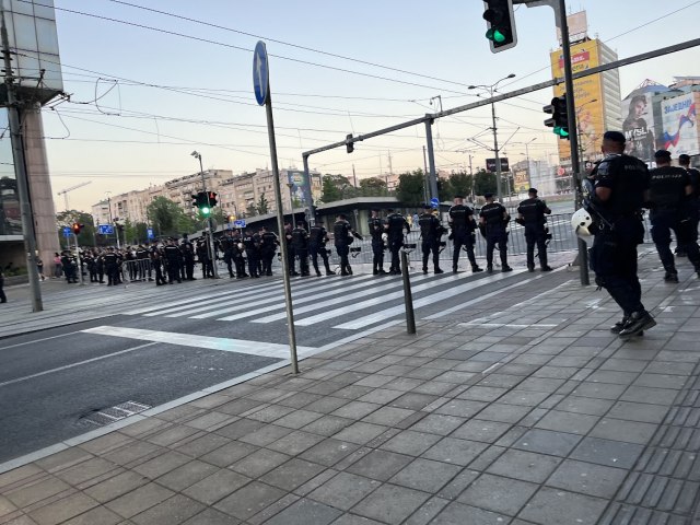 Drama na Slaviji: Pokušao da probije blokadu, udario policajca pa pobegao