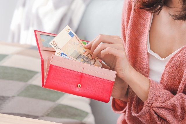 CRVENI NOVČANIK DONOSI NOVAC, ALI NE SVIM ZNACIMA! Za Bika je najbolji zeleni, za Vagu plavi, a evo ko mora da ima kožni