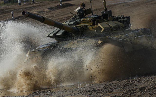 Ruski štit: Dronovi se zabijaju u tenk i raspadaju kao igračke VIDEO