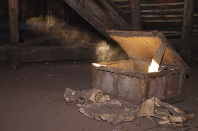 Na tavanu je pronašao STARU ZAPEČAĆENU KUTIJU: Kada je otvorio video je misterioznu PORUKU koja ga je prenerazila (VIDEO)