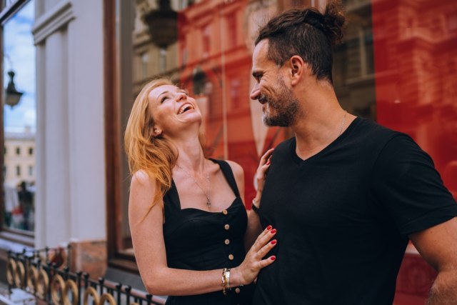 Pogledajte njihove ruke, stopala, oči, usne: Psiholozi kažu da je ovo 15 sigurnih znakova da se nekome sviđate