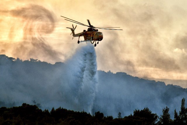 Pao helikopter sa rezervoarom za vodu u Turskoj: Traga se za članovima posade FOTO