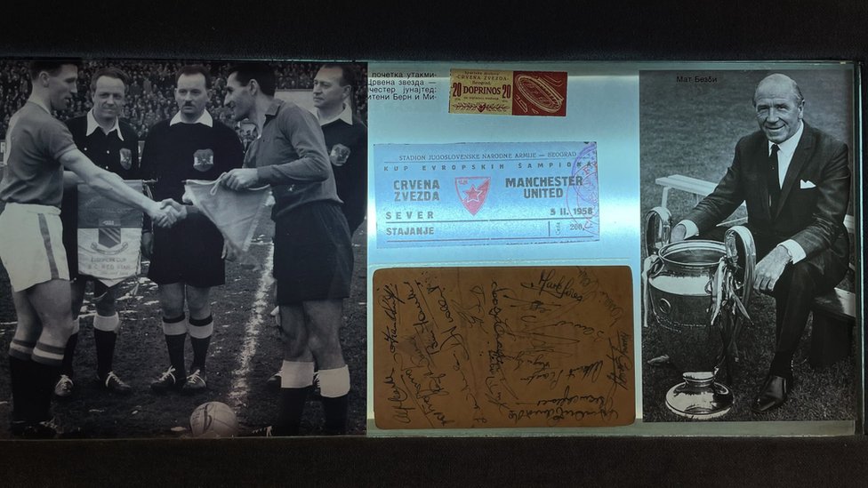 Levo na slici je fotografija sa utakmice u Manèesteru 14. januara, desno je Met Bezbi, trener Junajteda, a izmeðu se nalazi ulaznica za beogradski meè i potpisani jelovnik/Muzej FK Crvene zvezde/Nemanja Mitroviæ