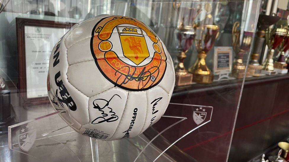 Kustos Muzeja FK Crvene zvezde Predrag Trkulja kaže da je ovo lopta iz 1991. godine sa potpisima nekih od fudbalera Manèester junajteda/Muzej FK Crvene zvezde/Nemanja Mitroviæ