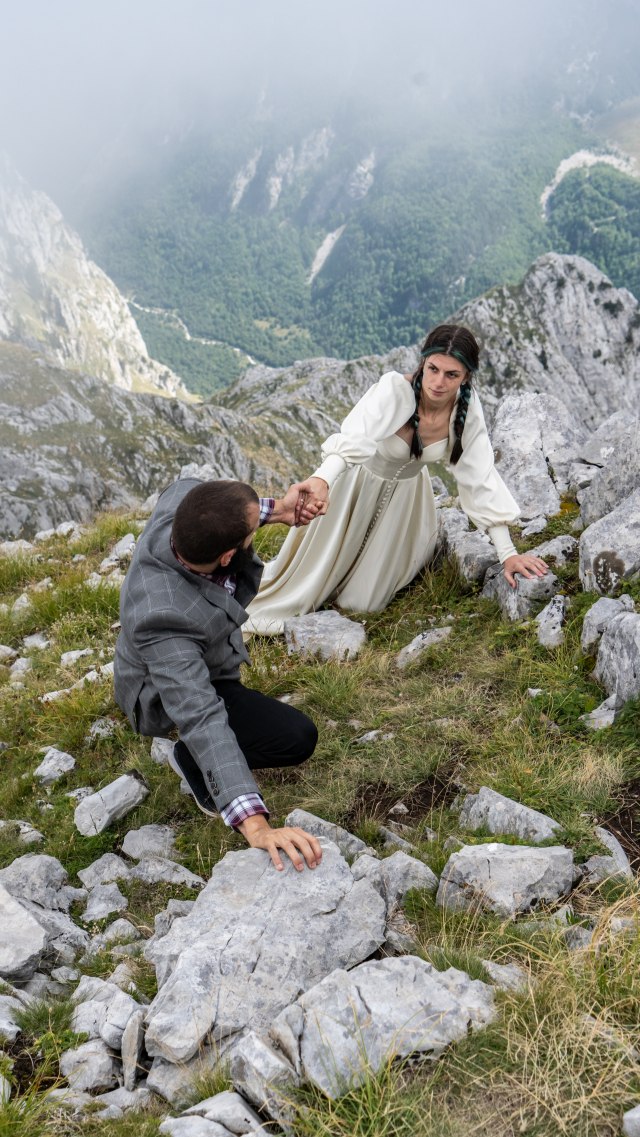 Nesvakidašnje venèanje: Peli se duže od tri sata na vrh Prokletija i onda rekli "da" FOTO