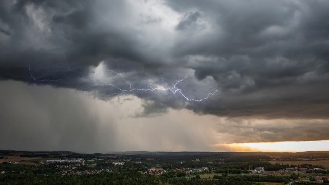 Hurricane gusts, extreme rain, heavy hail; 11,000 people without electricity VIDEO - Vimarsana News