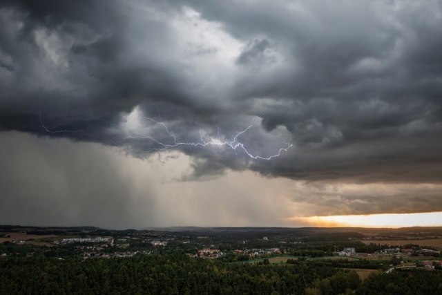 Hurricane gusts, extreme rain, heavy hail; 11,000 people without electricity VIDEO