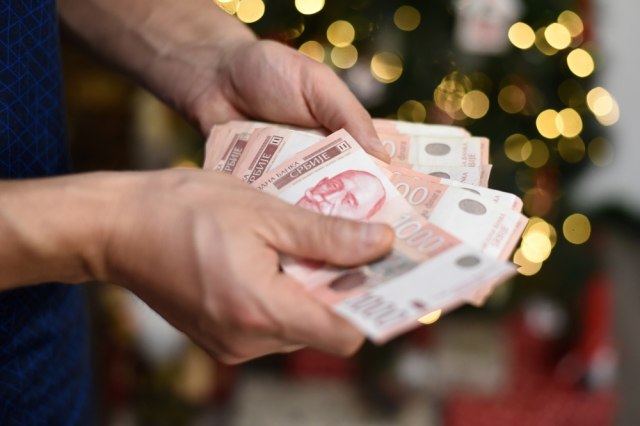 Danas počinje isplata 10.000 dinara: Evo kako da proverite da li vam je novac na računu
