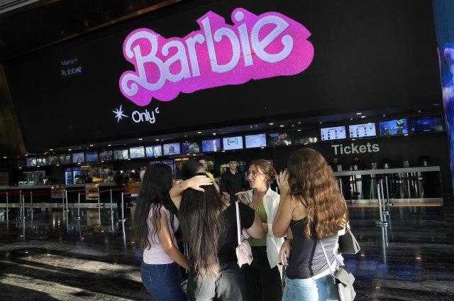 Rusi čekaju u redu da vide film Barbi uprkos zabrani: "Nije u skladu sa ciljevima predsednika"