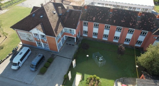 Ovo je jedina škola u Srbiji koja je zabranila korišćenje telefona i đacima i nastavnicima