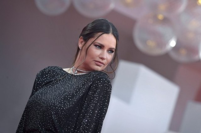 OŠTRO KRITIKOVALI Adrijanu Limu: Pojavila se u javnosti sa viškom kilograma, a na Instagramu objavila FOTKU MRŠAVICE (FOTO)