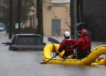 Spasioci koriste èamce dok proveravaju da li je neko zarobljen u poplavama u Njujorku/Reuters