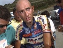 Pantani odgovara na novinarska pitanja nakon 10. etape trke Tur de Frans, 1998. godine/Getty Images