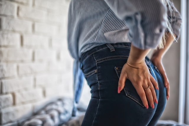 Trik sa preuskim farmerkama koji odlièno radi, a nikad se toga ne biste setili VIDEO