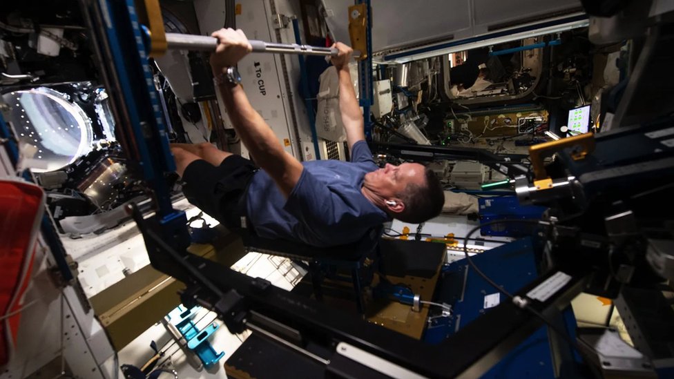 Astronauti bi mogli da provedu i do 2,5 sata dnevno vežbajuæi na Meðunarodnoj svemirskoj stanici u pokušaju da saèuvaju mišiænu masu i gustinu kostiju/NASA