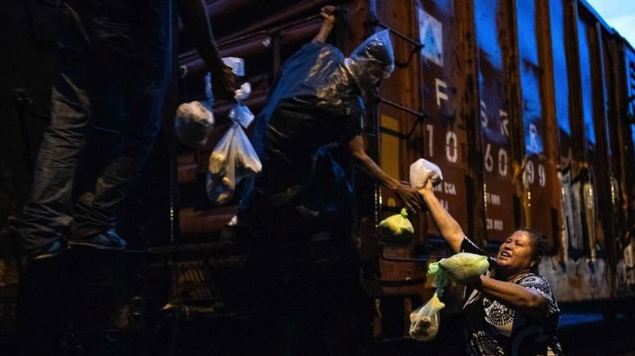 Migranti èekaju satima, a ponekad i danima, kako bi se ukrcali na voz La Bestija koji ide do Meksika/Getty Images
