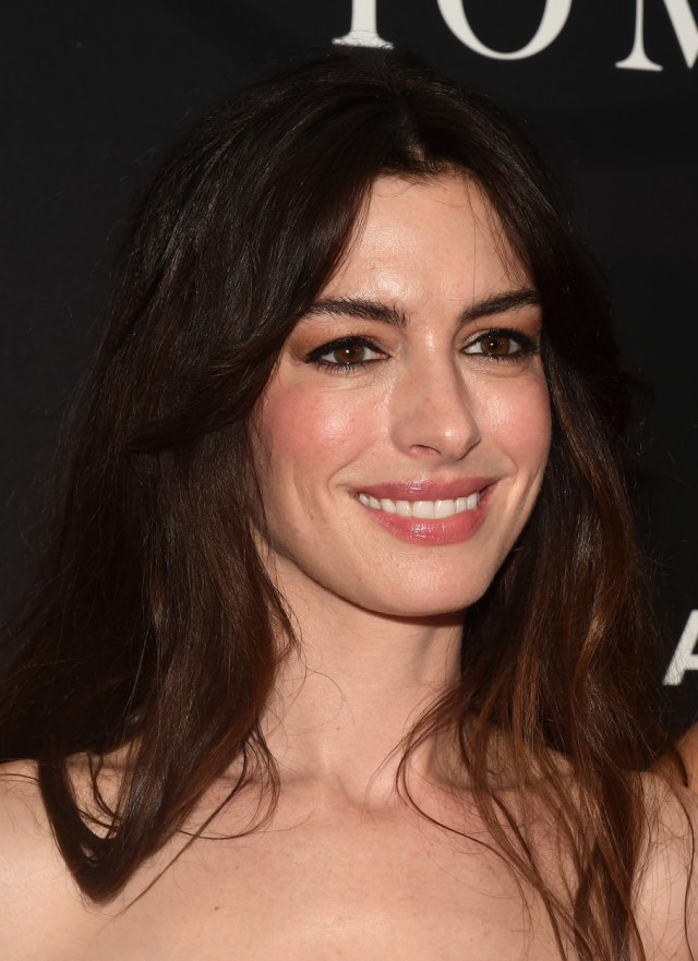 Dugo je nismo videli, pojavila se nikad lepša u elegantnoj haljini s ogromnim šlicem FOTO