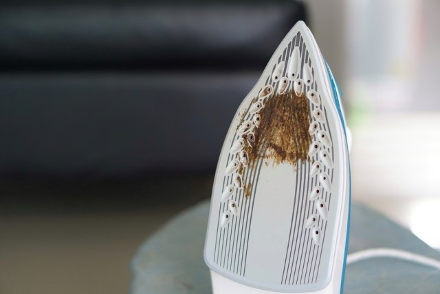 Kako očistiti peglu uz pomoć sastojaka KOJE IMATE KOD KUĆE: Rešite se ostataka zalepljene tkanine i recite KAMENCU ZBOGOM!