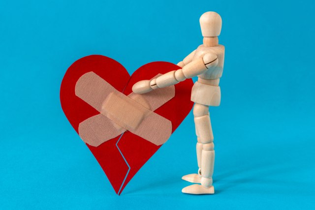 Kako PREBOLETI RASKID? Proverene psihološke metode koje će vam pomoći da ZABORAVITE NA BIVŠEG!