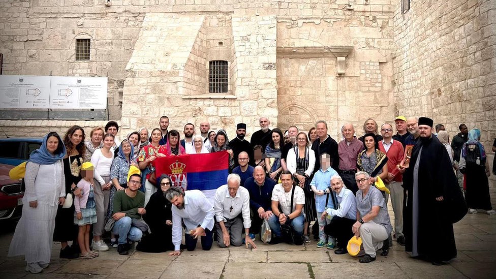 Srpski sveštenik Nenad Popoviæ sa grupom britanskih državljana koji pokušavaju da odu iz Izraela posle napada Hamasa/Nenad Popoviæ/PA Wire