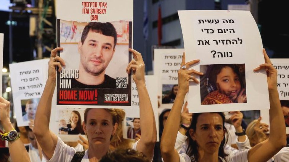 Demonstranti u Izraelu drže postere sa fotografijama otetih/Reuters