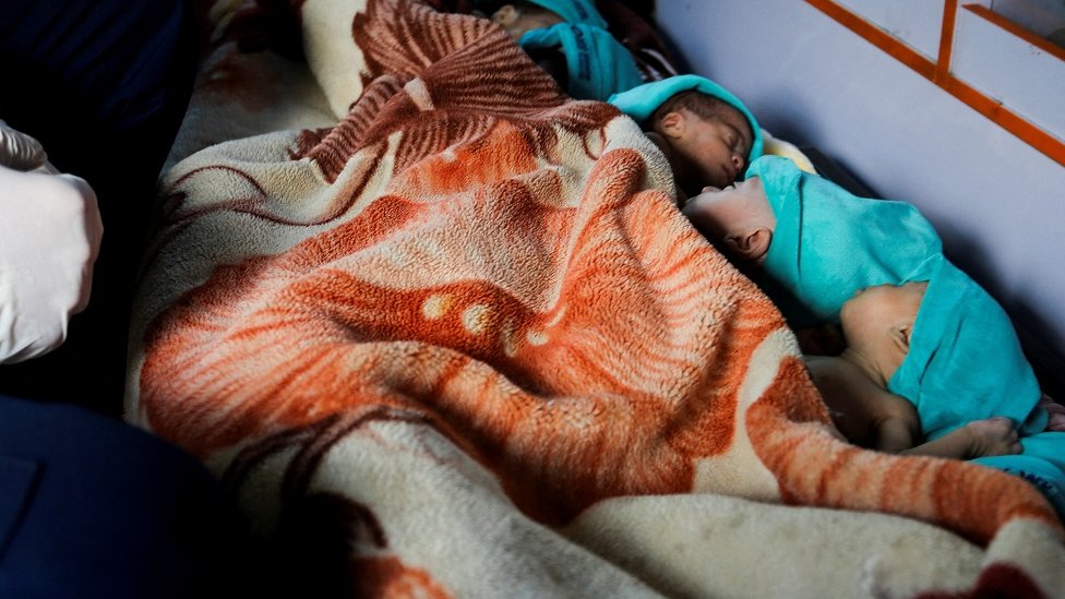 Prevremeno roðene bebe na prelazu Rafa s Egiptom/Reuters