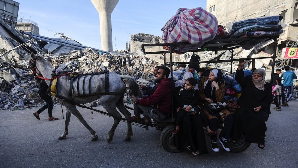 Izbeglice iz Palestine zaputile su se nazad u svoja mesta tokom èetvorodnevnog primirja izmeðu Izraela i Hamasa/REUTERS/Ibraheem Abu Mustafa