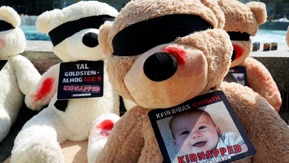 Plišani medvedi postavljeni su na trgu u izraelskom Tel Avivu za dete koje je oteo Hamas/ABIR SULTAN/EPA-EFE/REX/Shutterstock