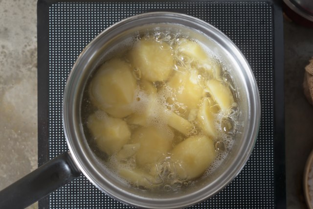 Kuvani krompir će biti brže gotov uz jedan sastojak, a imaće i lepši ukus