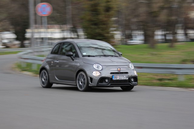 S obzirom na performanse, potrošnja je umerena – po gradu troši oko 10 l/100 km a pri 130 km/h treba računati na oko 7,5 l/100 km