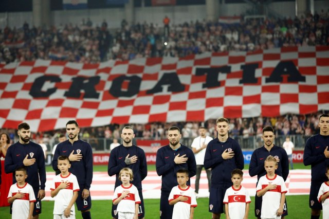 Uhapšena grupa navijača zbog pevanja ustaških pesama na utakmici u Osijeku