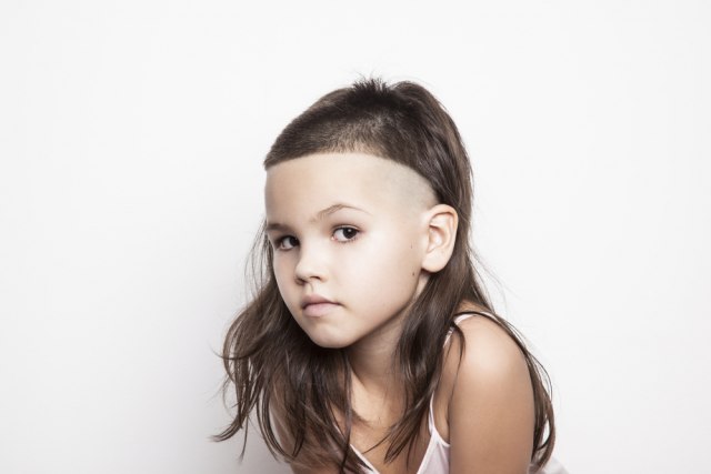 Decu ne puštaju u školu posle šišanja kod ovog tiktokera u Rakovici FOTO