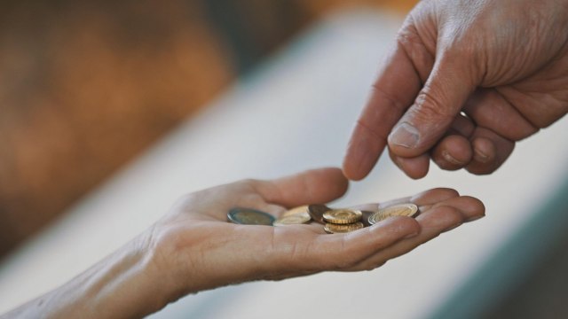 Šokantna scena iz Beograda: Žena prosi i traži 500 dinara, a evo šta radi ako joj ne date novac