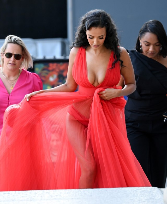 Slavna voditeljka pokazala ubitačnu figuru: Jedva smestila grudi u korset – kako uopšte diše? FOTO