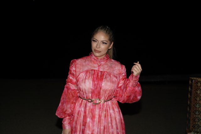 Svi je znate kao VANJU MIJATOVIĆ, a OVO je njeno pravo ime: Evo šta pevačici piše u LIČNOJ KARTI! (VIDEO)