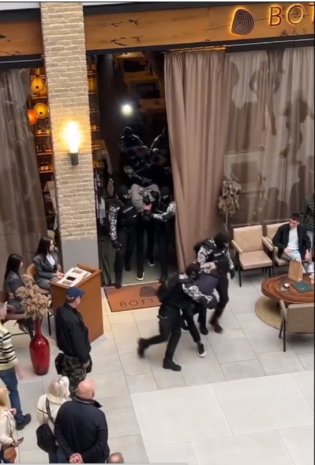 Special forces raided Belgrade shopping center; They brought out five persons VIDEO