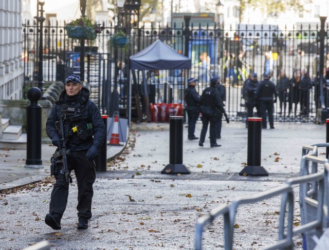 Nemiri u Londonu: Desnièari se probili kroz kordon policije VIDEO