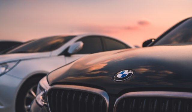BMW uvodi opciju poluautonomne vožnje
