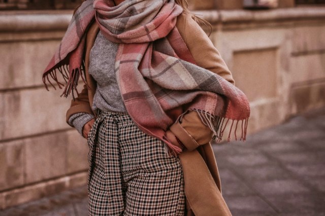 Ovo je JESENJI TRIK koji je zaludeo devojke na TikToku, a sada će i vas! Potreban vam je samo šal! (VIDEO)