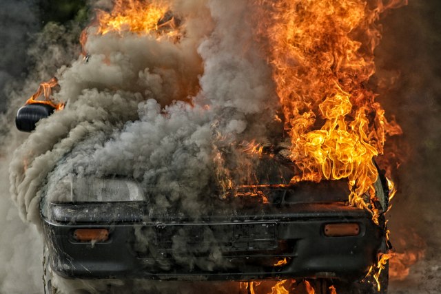 Izgoreo automobil direktora Jute na Dedinju FOTO