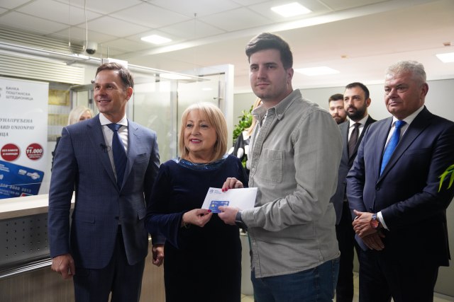 Uručene prve studentske kartice. Mali: Dnevno oko 3.000 novih prijava FOTO
