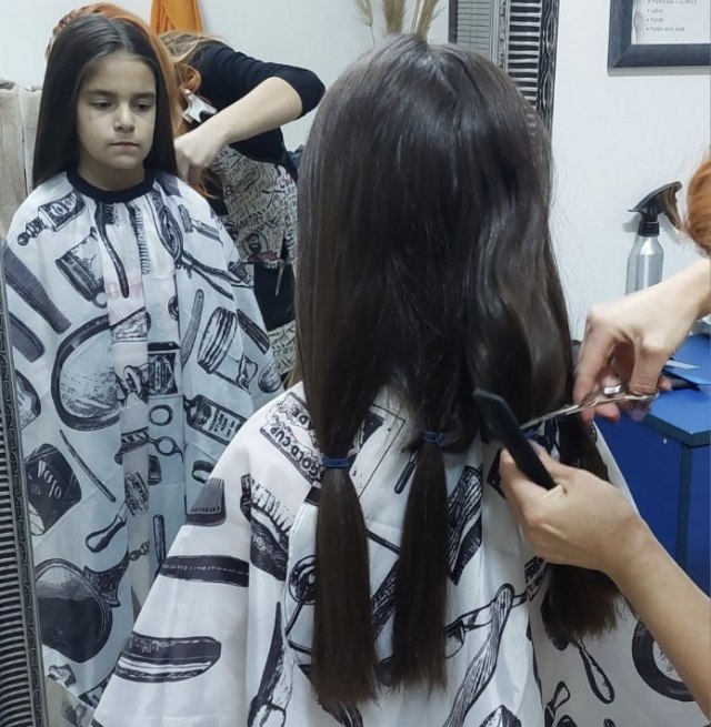 Ona je malena, ali prava heroina: Devetogodišnjakinja iz Čačka donirala kosu za bolesnu decu