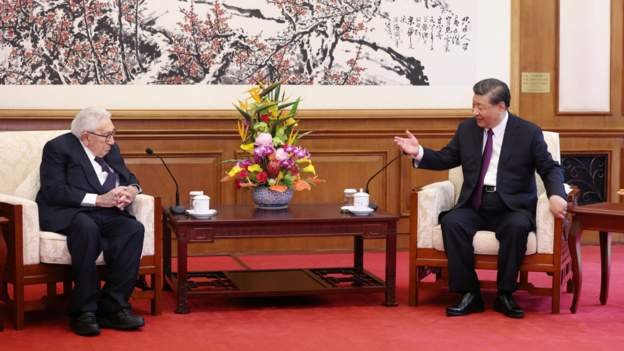 Kisindžer tokom posete Pekingu 2023. godine sa kineskim predsednikom Sijem Ðinpingom/Reuters